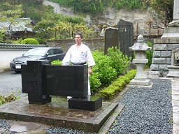 En la tumba de Sensei Funakoshi, rindiendo su respeto.